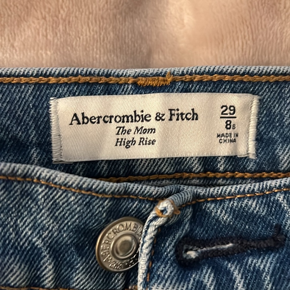A&F High Rise Mom Jeans - Picture 2 of 4